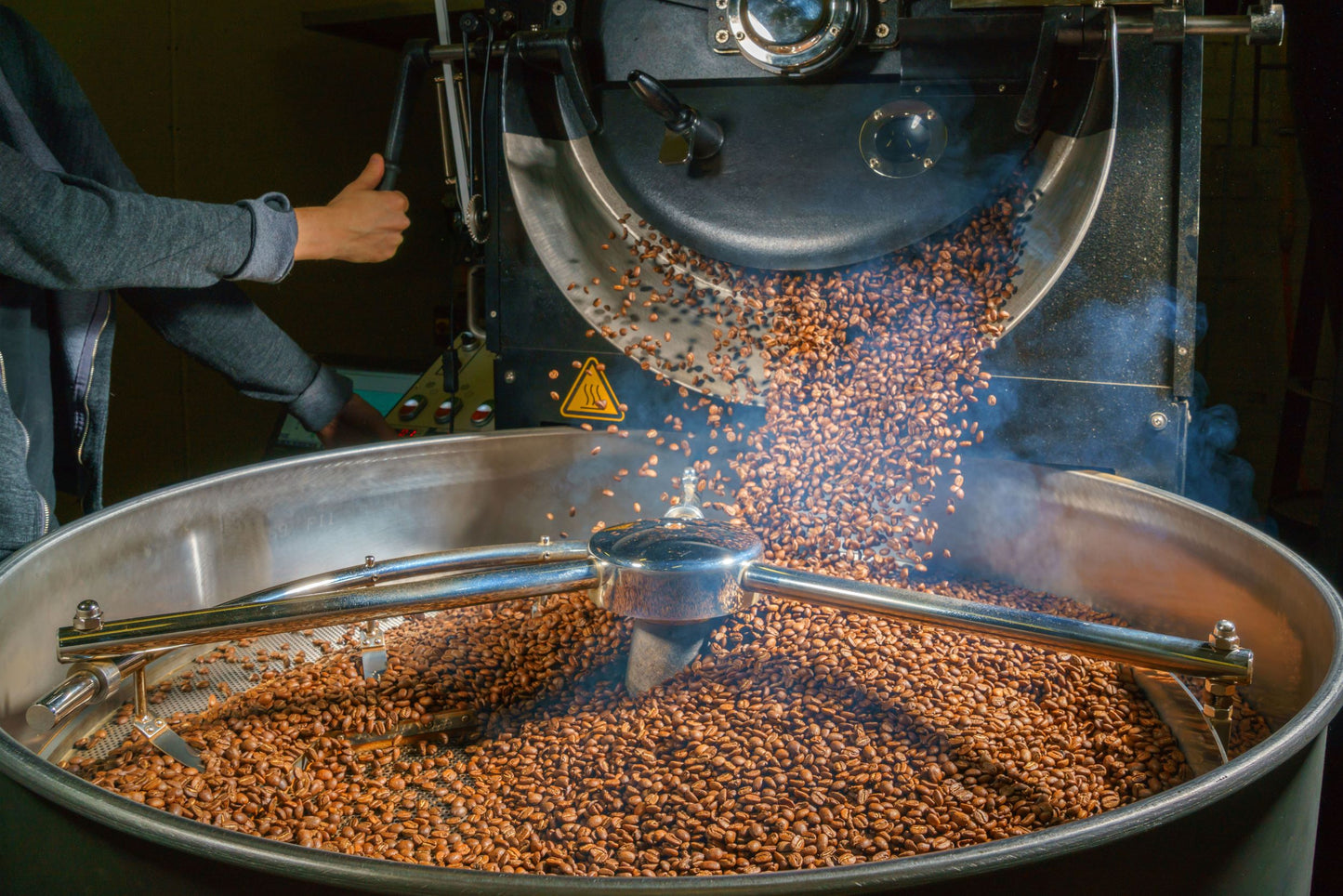 Colombiaanse boeren oogsten rijpe koffiebessen in de ochtendzon.